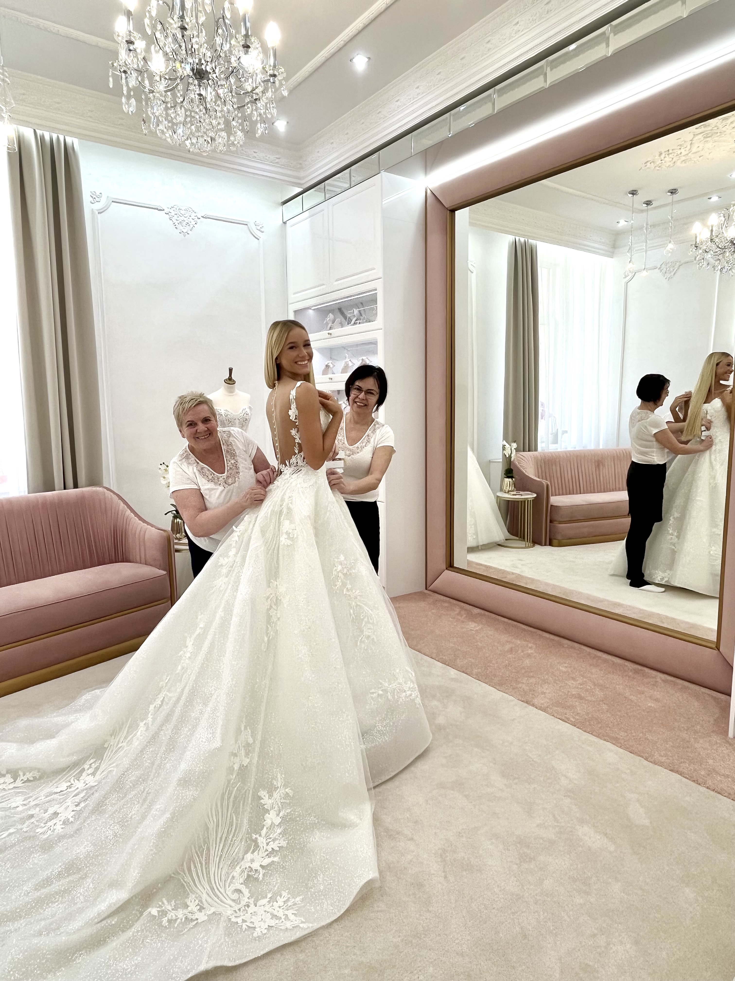 mivel keszlj az eskuvoi ruha probara a la femme szalonba menyasszonykent